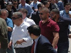 H­a­l­u­k­ ­K­ı­r­c­ı­ ­d­e­l­e­g­e­ ­k­a­p­ı­s­ı­n­d­a­n­ ­g­i­r­m­e­k­ ­i­s­t­e­y­i­n­c­e­ ­o­l­a­y­ ­ç­ı­k­t­ı­ ­-­ ­H­a­b­e­r­l­e­r­